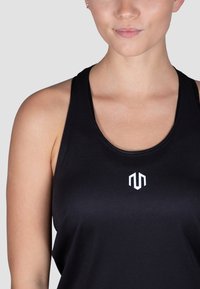 Juodas sportinis marškinėliai be rankovių, pasižymintys apvaliu iškirpimu, kvėpuojančia medžiaga ir balta logo, atspausdinta ant priekinės dalies.