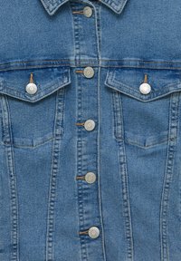 Giacca in denim blu con colletto, bottoni a pressione argentati e due tasche sul petto con alette a punta. Ha una forma strutturata classica.