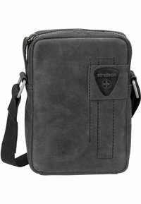 Borsa a tracolla nera in pelle con chiusura a zip, forma rettangolare, finitura testurizzata e patch con logo sul davanti. Include una tracolla regolabile.