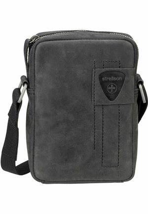 Borsa a tracolla nera in pelle con chiusura a zip, forma rettangolare, finitura testurizzata e patch con logo sul davanti. Include una tracolla regolabile.