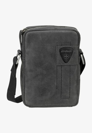 Borsa a tracolla nera in pelle con chiusura a zip, forma rettangolare, finitura testurizzata e patch con logo sul davanti. Include una tracolla regolabile.