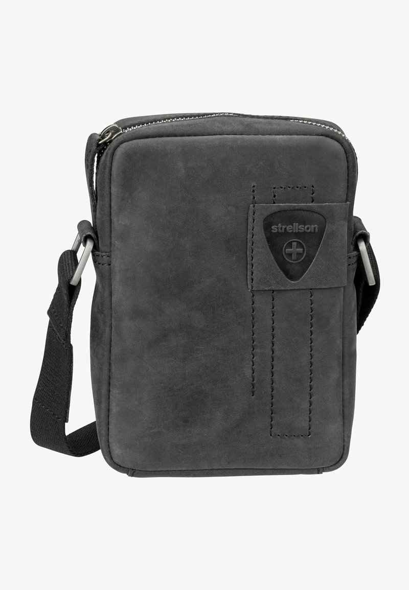 Borsa a tracolla nera in pelle con chiusura a zip, forma rettangolare, finitura testurizzata e patch con logo sul davanti. Include una tracolla regolabile.