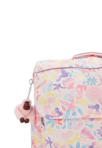 Batoh v pastelových barvách s květinovým vzorem, obdélníkový tvar, vyrobený z textilu a s odnímatelným klíčenkou ve tvaru růžové gorily. Obsahuje nášivku s logem.