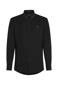 Fekete, hosszú ujjú ing sima anyagból, gombos gallérral, szegecsekkel díszítve, és diszkrét logóval a mellkasán.