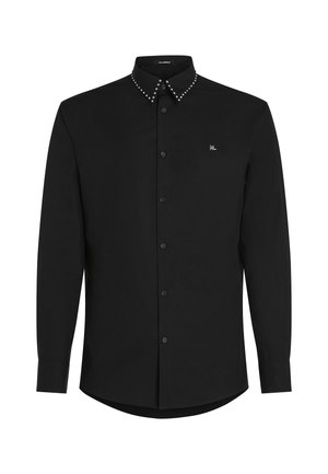 Cămașă neagră cu mânecă lungă, dintr-un material neted, cu guler căptușit și accente cu studs, având un logo subtil pe piept.