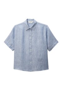 Chemise à manches courtes bleu clair et rayée blanche, avec un col boutonné et une fermeture à boutons sur le devant. Tissu doux et texturé.