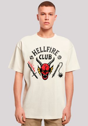STRANGER THINGS HELLFIRE CLUB NETFLIX TV SERIES - Print T-shirt - sand