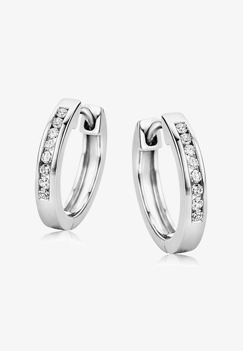 Sidabriniai auskarai-žiedai su šešiomis mažomis, skaidriomis brangakmenių eilėmis vienoje pusėje, poliruotas paviršius ir be siūlių vyris.