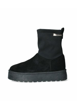 Stivaletto nero realizzato in suede e tessuto, con suola in gomma piatta, punta tonda e finitura testurizzata con un accento del logo.