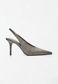 Chaussure à talon haut slingback en daim gris avec bout pointu et talon aiguille fin sur fond blanc.
