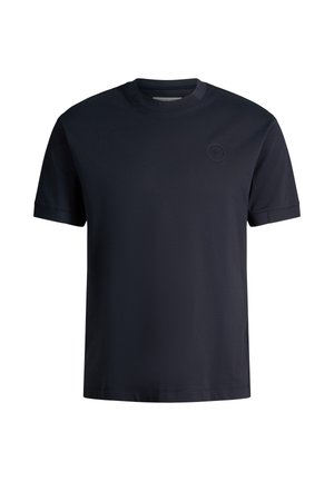 T-shirt bleu marine foncé à manches courtes avec col rond et petit logo circulaire en relief sur le côté gauche de la poitrine.
