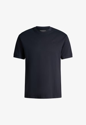 T-shirt bleu marine foncé à manches courtes avec col rond et petit logo circulaire en relief sur le côté gauche de la poitrine.