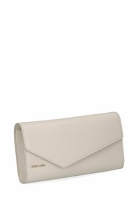Beige leren portemonnee met een klepdesign. Gladde textuur, met een subtiele gouden logo-accent aan de voorkant. Enigezins verlengde rechthoekige vorm.