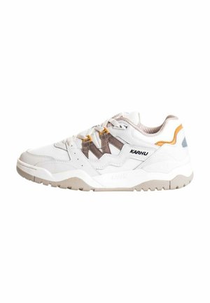 Sneaker bianco con accenti grigi, materiale in rete e pelle, suola intermedia testurizzata e dettagli a contrasto in arancione e blu. Presenta una chiusura con i lacci.