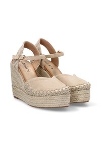 Sandalias de cuña beige con parte superior de ante, tiras de tobillo trenzadas y una plataforma envuelta en yute. Presenta una puntera redonda y un detalle de costura texturizada.