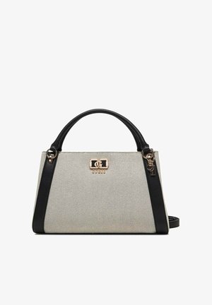 Borsa beige con texture, manici e rifiniture in pelle nera, logo e charm dorati, forma rettangolare, design strutturato.