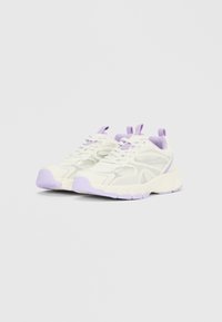 Paar witte en lavendelkleurige sportsneakers met meshpanelen en trekriempjes, afgebeeld tegen een effen witte achtergrond.