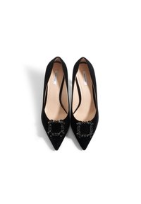 Czarne zamszowe szpilki z wysokim obcasem, spiczastym noskiem i ozdobą z czarnych koralików z przodu. Gładka wewnętrzna podszewka.
