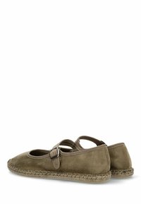 Bailarinas de ante en verde oliva, con una correa con hebilla, suela de yute trenzado estilo espadrille y parte superior de textil suave.