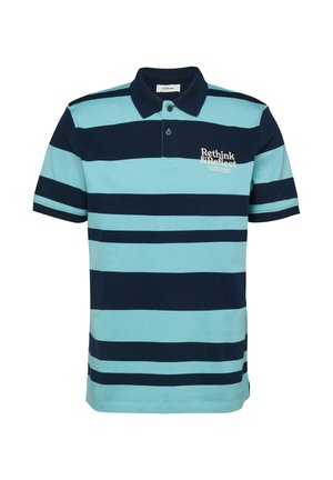 Polo met korte mouwen met brede horizontale marineblauwe en lichtblauwe strepen, een knoopsluiting bij de kraag en de tekst "Rethink & Reflect" op de borst.