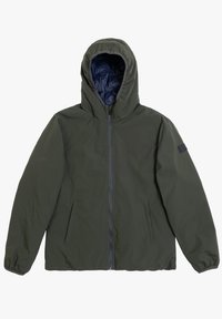 Giacca a vento verde oliva con cappuccio realizzata in tessuto morbido e leggero; presenta una zip frontale, due tasche laterali e un rivestimento blu navy.