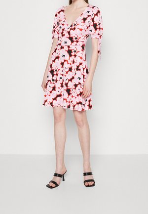 Rotes Blumenkleid mit tiefem V-Ausschnitt, Puffärmeln und tailliertem Schnitt. Der Stoff hat eine strukturierte Optik mit schwarzen und roten Akzenten.