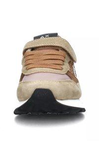 Sneaker in suede e mesh marrone con punta rotonda, linguetta imbottita e lacci intrecciati. Suola nera con grip texturizzato e accenti a contrasto.