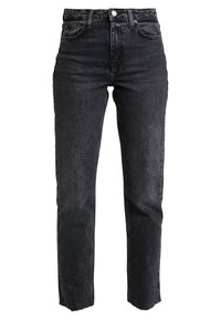 Jeans de mezclilla negros con corte recto, diseño de cinco bolsillos y dobladillo sin acabar en la parte inferior. Textura desgastada y detalle de cierre con botón metálico.
