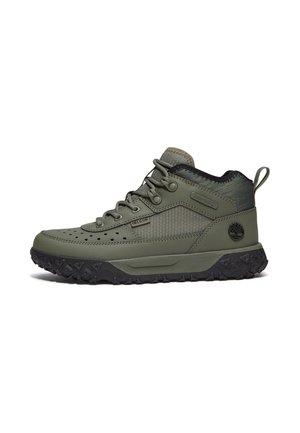 Groene hoge wandelschoen met zwarte zool, veters aan de voorkant, aantreklus en Timberland-logo aan de hielzijde.