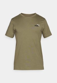 Κοντομάνικο μπλουζάκι ελιάς κατασκευασμένο από μαλακό ύφασμα, με στρογγυλή λαιμόκοψη και μικρό μαύρο και λευκό λογότυπο Puma στο στήθος.