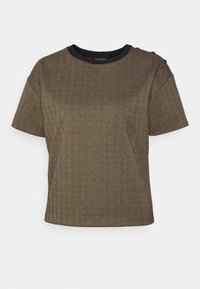 Kortärmad brun topp med en fiskbensmönster, rund svart halsringning och dekorrknappar på ena axeln.