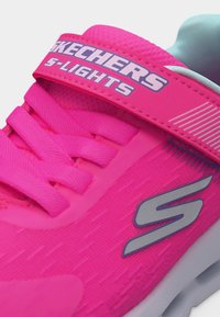 Φωτεινό ροζ αθλητικό παπούτσι Skechers S-LIGHTS με λουράκι βέλκρο, ροζ κορδόνια και γκρι λογότυπο στο πλάι.