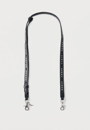 Bracelet en cuir noir réglable avec deux fermoirs mousquetons argentés et de petites perforations circulaires régulièrement espacées sur toute la longueur.