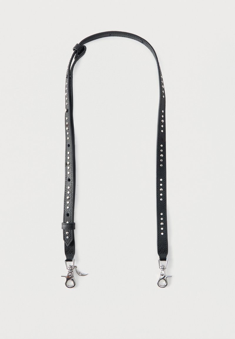 Ρυθμιζόμενο μαύρο δερμάτινο λουράκι με δύο ασημί κλιπ σε σχήμα αστακού και ομοιόμορφα κατανεμημένες μικρές κυκλικές οπές κατά μήκος του.