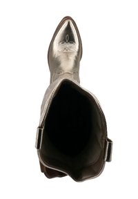 Botas de vaquero metálicas doradas con punta afilada, que cuentan con un exterior de cuero liso, costuras decorativas y una abertura amplia en la parte superior.