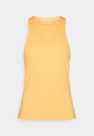 Dzeltena bez piedurknēm sporta kreklā, kas izgatavots no elpojoša auduma, ar apaļu dekoltē un mazu logotipu priekšpusē.