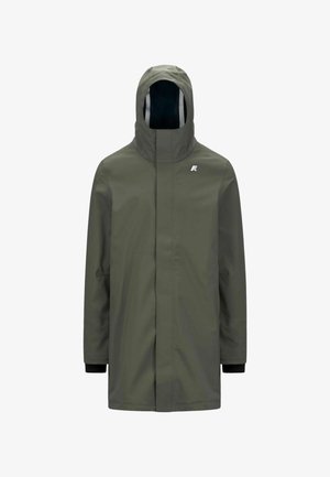 Olivovo zelená nepremokavá bunda s vysokým golierom, nastaviteľnou kapucňou a čiernymi manžetami. Obsahuje logo na hrudi a rovný strih.