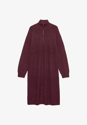 Langærmet, ribbet strik, bordeaux farvet sweaterkjole med høj krave og halv lynlås foran, lagt fladt på en hvid baggrund.