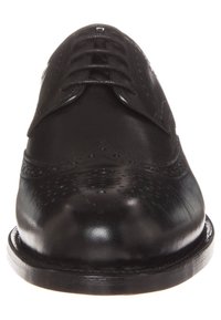 Sorte læderherresko med snørebånd, brogue-detaljer, rund tå og en poleret overflade med en robust sort sål.