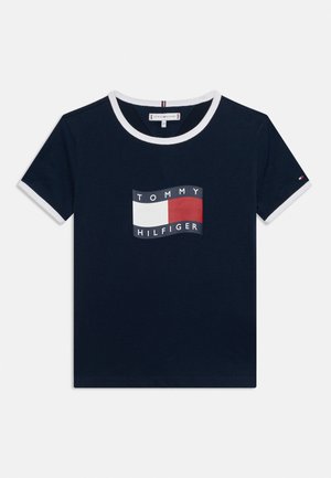 Camiseta de manga corta azul marino con ribete blanco en el cuello y las mangas, con un logo de Tommy Hilfiger con bandera en rojo, blanco y azul marino en el pecho.