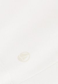 Wit stof met een subtiel, lichtgekleurde logo. Het materiaal lijkt glad met een zachte textuur en schone stiksels langs de randen.