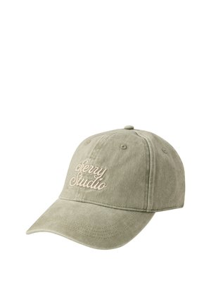 Hellgrüne Baseballkappe mit gebogenem Schirm und weißer, kursiver Stickerei mit dem Schriftzug "cherry studio" auf dem Frontpanel.