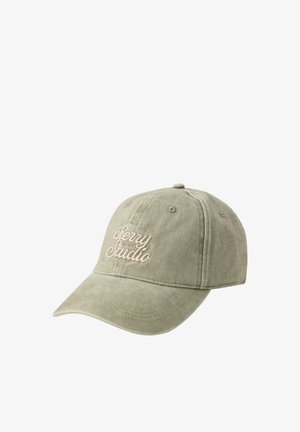 Cappellino da baseball verde chiaro con visiera curva e la scritta "cherry studio" ricamata in corsivo bianco sul pannello frontale.