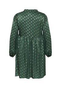 Robe verte avec un col rond et de longues manches bouffantes, ornée d'un motif à pois dorés et d'une taille froncée pour un volume supplémentaire.