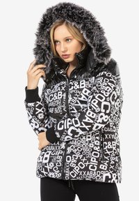 Gevoerde zwart-witte jas met een gedurfde logo-print, een capuchon met faux fur-voering en geribde manchetten. Inclusief reflecterende designelementen.