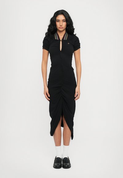 Robe noire avec un design en trou de serrure, manches bouffantes courtes, col rayé et front froncé, avec une fente à l'ourlet pour le détail.