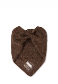 Brązowy, miękki, wełniany komin o trójkątnym kształcie z węzłowym zdobieniem na górze. Charakteryzuje się lekko teksturowaną, puszystą powierzchnią.