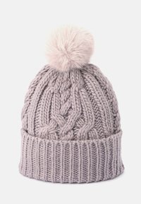 Berretto lavorato a maglia grigio chiaro con un'ampia fascia a coste e un intricato motivo a treccia. Decorato con un morbido pom-pom soffice di una tonalità più chiara.