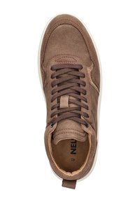 Bruine leren sneakers met een gladde textuur, ronde neus en een witte rubberen zool. Voorzien van tonale stiksels en bruine veters.