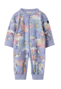 Violetti haalari, jossa on yksisarvinen kuvio pilvillä, tähdillä ja karkkitangoilla. Valmistettu pehmeästä kankaasta, jossa on edessä vetoketju ja pitkät hihat.